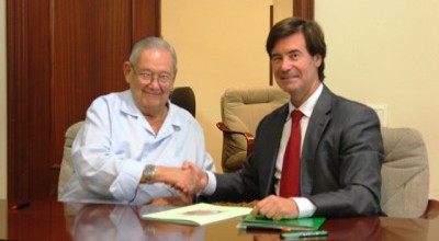 Firma del contrato de obras de la casa Hermandad