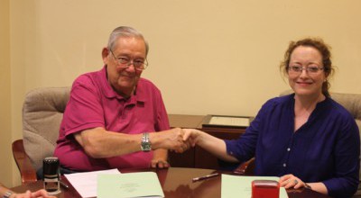 Firma de la adquisición de tisú para la saya de la coronación