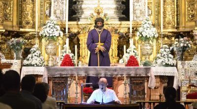 Paco Correal medita ante el Señor de la Sentencia