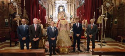 La Hermandad restaura la saya de tisú rosa de la Virgen del Rosario