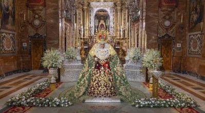 La Virgen de la Esperanza en besamanos