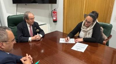 La Hermandad firma con Charo Bernardino la recuperación del manto de los Cisneros