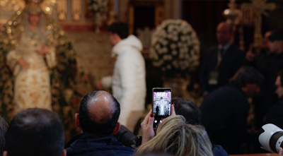 El histórico y centenario Besamanos de la Esperanza Macarena congregó a 30.000 personas en San Gil Abad y superó los siete millones de impactos en todo el mundo