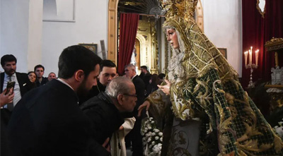 Visita de nuestros veteranos al besamanos en la Parroquia de San Gil Abad