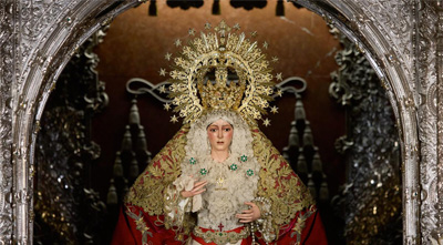 La Virgen de la Esperanza amanece en su camarín tras el histórico besamanos en San Gil