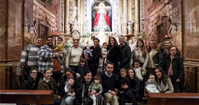 Más de 150 niños se presentan ante la Virgen de la Esperanza en la fiesta de la Candelaria